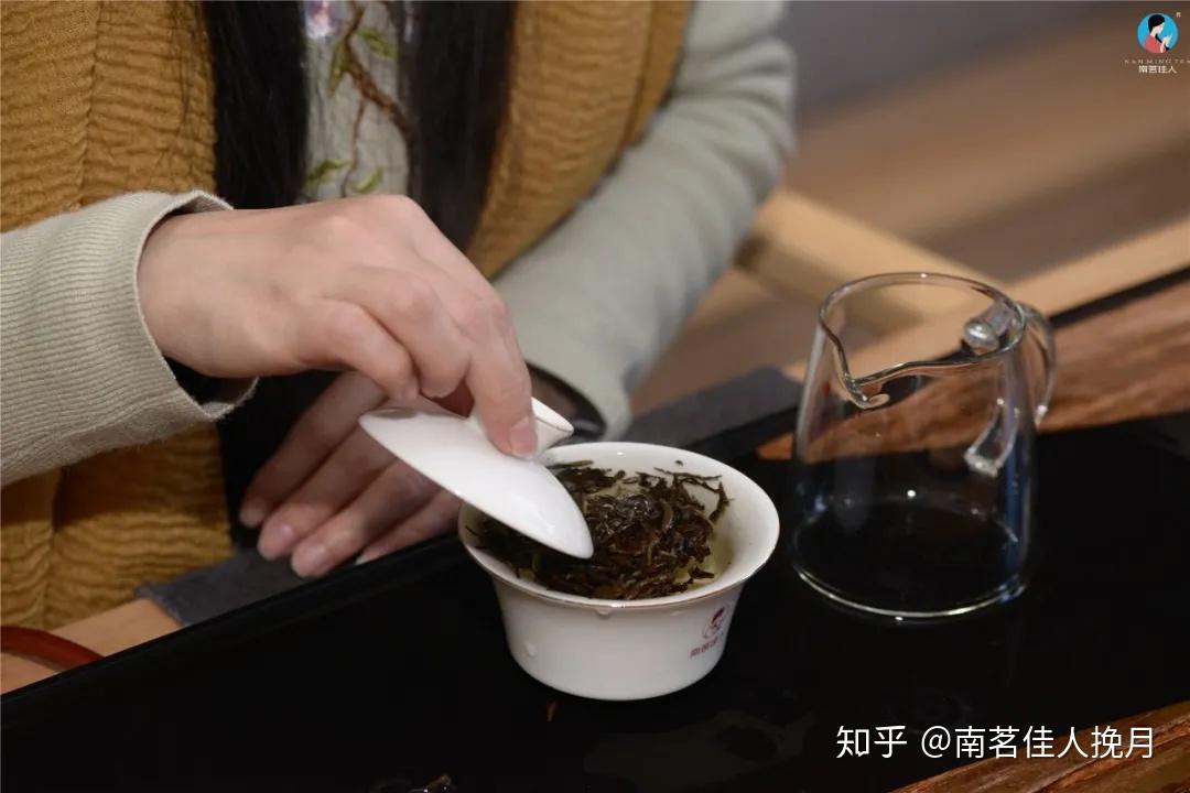 普洱茶与冰糖搭配煮饮的多重功效及作用解析