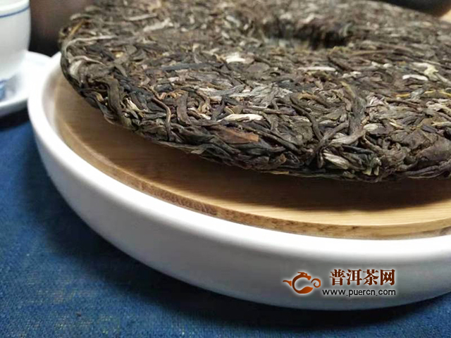 一年的普洱茶饼价格：生茶和熟茶市场解析