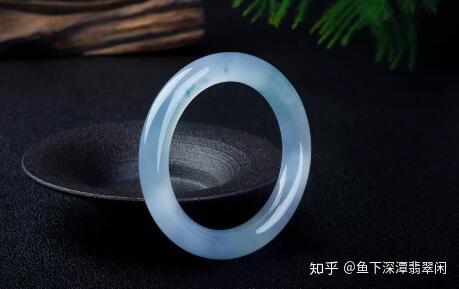 翡翠手镯8mm:尺寸是否适合年纪大的人？6mm厚算正常吗？