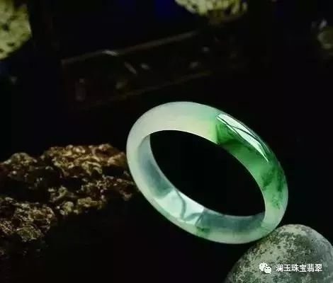 翡翠手镯8mm:尺寸是否适合年纪大的人？6mm厚算正常吗？