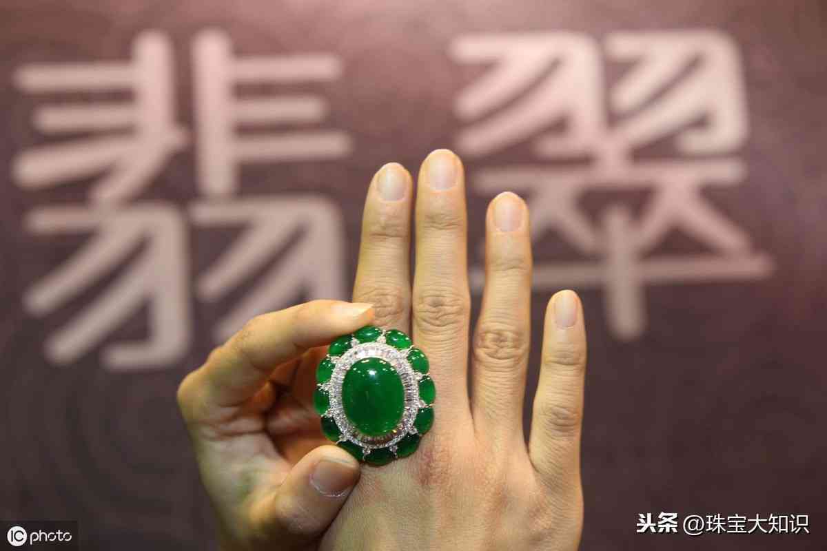 新翡翠指环尺寸选择：如何正确戴上金戒指和翡翠指环？