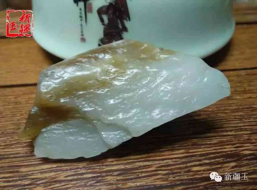 探究和田玉中的戈壁料与年糕料：两种独特材料的异同比较