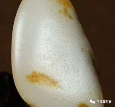 和田玉籽料无毛孔品质分析：何种更优？