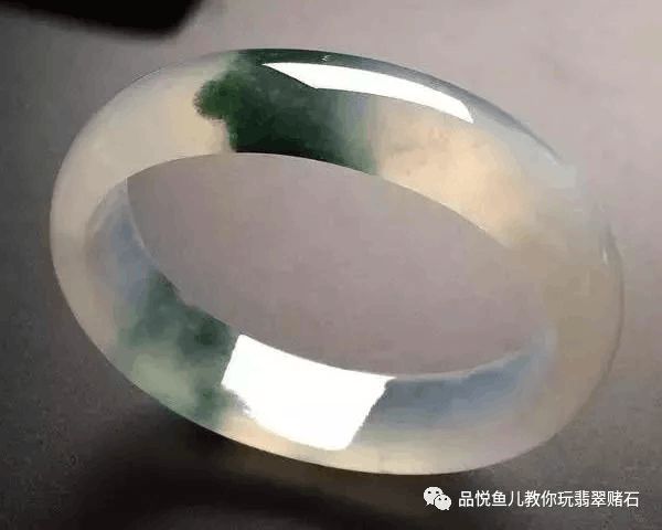 翡翠结构粗糙是否意味着品质不佳？如何鉴别翡翠的质地与成熟度？