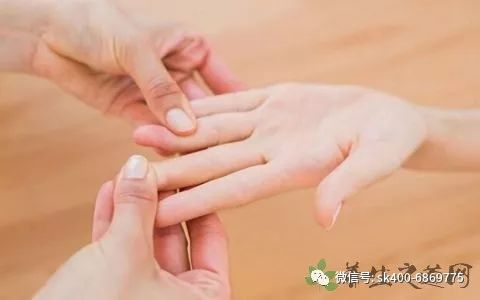 右手带玉左手戴金好不好：合适与否，以及如何搭配？