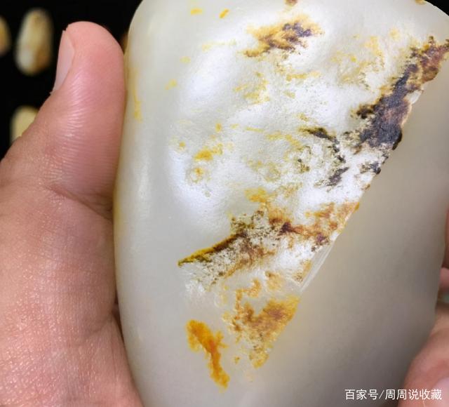 新探索和田玉俄籽料与山流水玉石的差异与价值：一场视觉与触感的盛宴