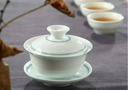 使用瓷器壶泡普洱茶：优缺点分析与安全性探讨