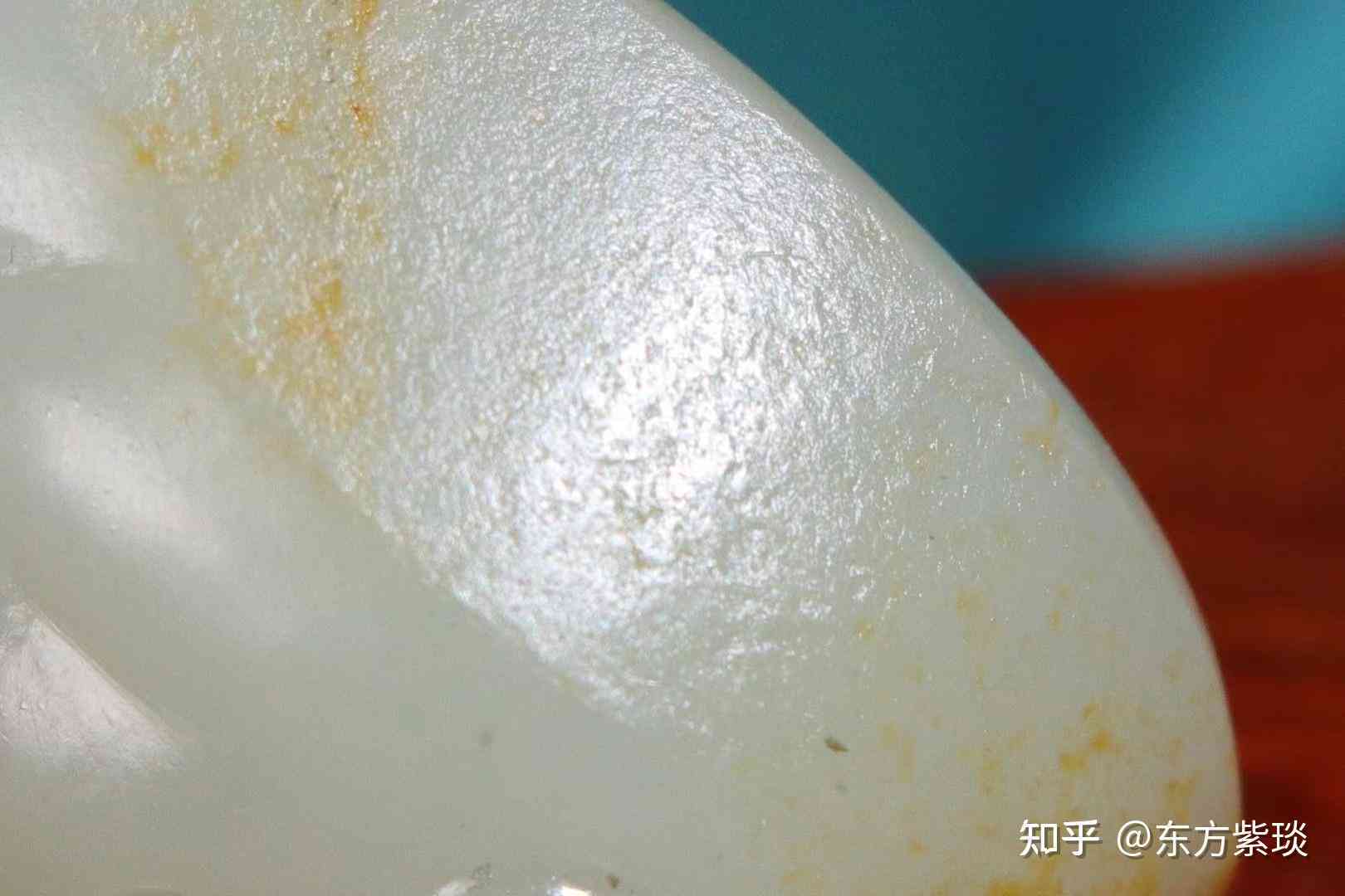 和田玉籽料皮表面闪光晶体正常：探讨与解答