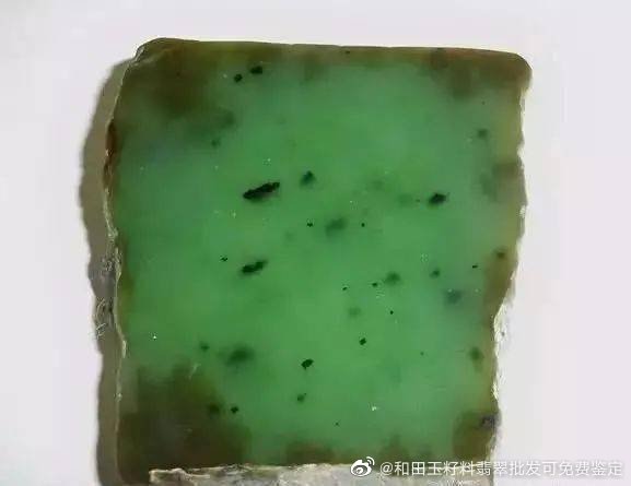 新疆和田玉中翠青色的秘密：一种独特的矿物成分解析