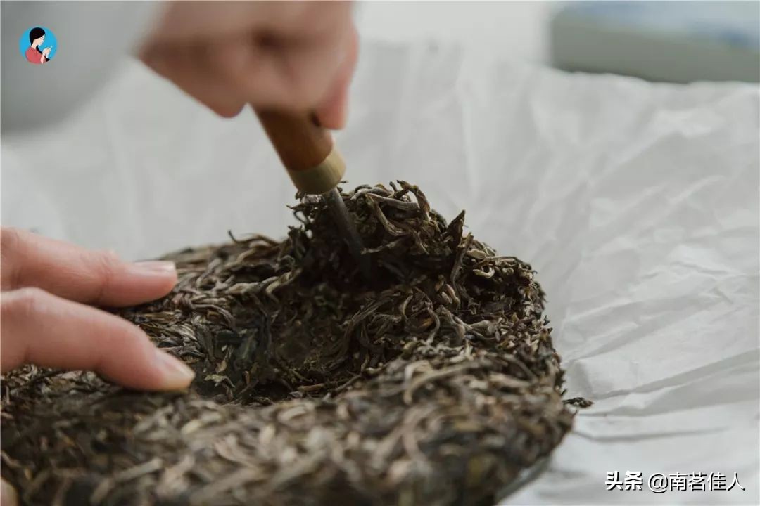 普洱茶龙珠颜色淡的原因及是否可喝，以及普洱茶龙珠的含义。