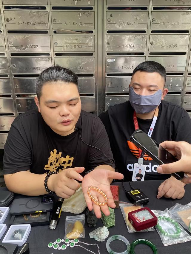 新老徐翡翠微拍堂直播突然停播，原因竟然是......