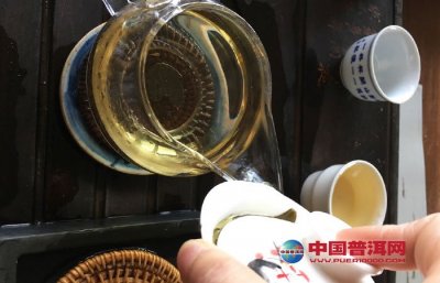 普洱茶饼冲泡器具特点与功能：详细了解使用方法和效果