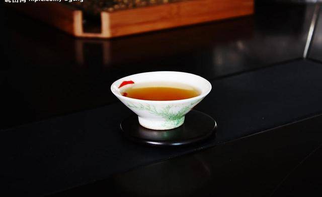 普洱茶茶饼冲泡方法详解：从准备到品鉴一应俱全