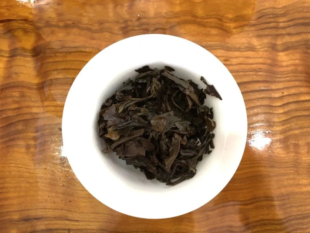 普洱茶生茶原料颜色对茶叶品质及口感的影响：探索美丽外表背后的内在品质