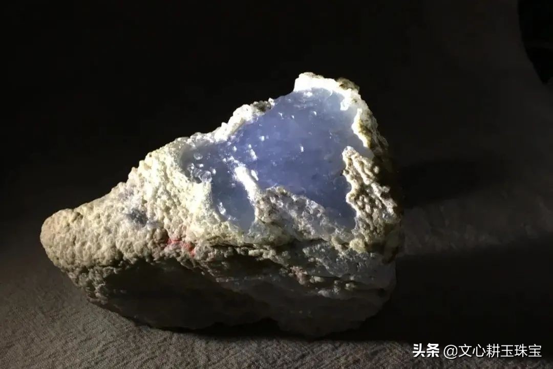 含铁玉石的珍贵性及其市场价值分析：你真的了解吗？