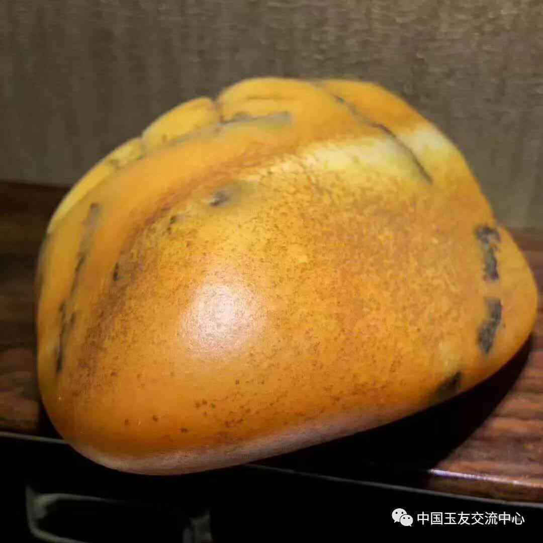 和田玉黄沁皮籽料原石：色鉴别与品质评价