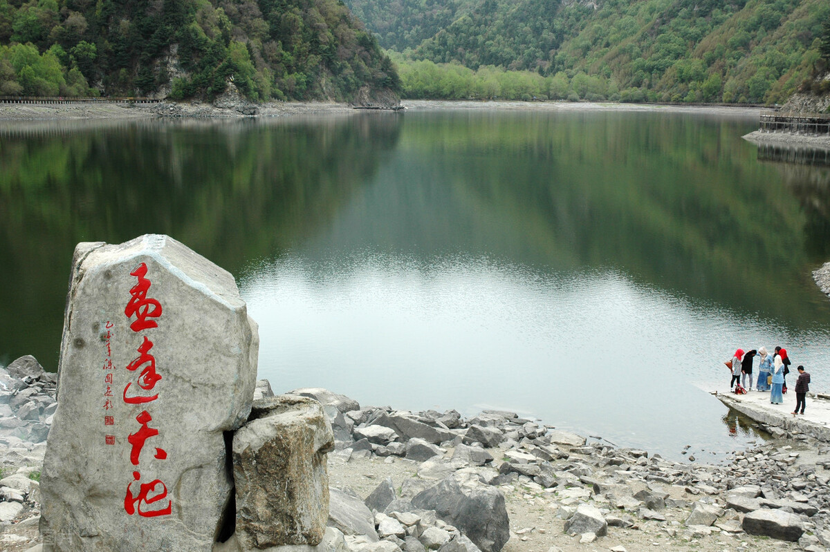 和田玉青海料晴水好吗？手镯价位及升值空间如何？清水色有哪些特点？