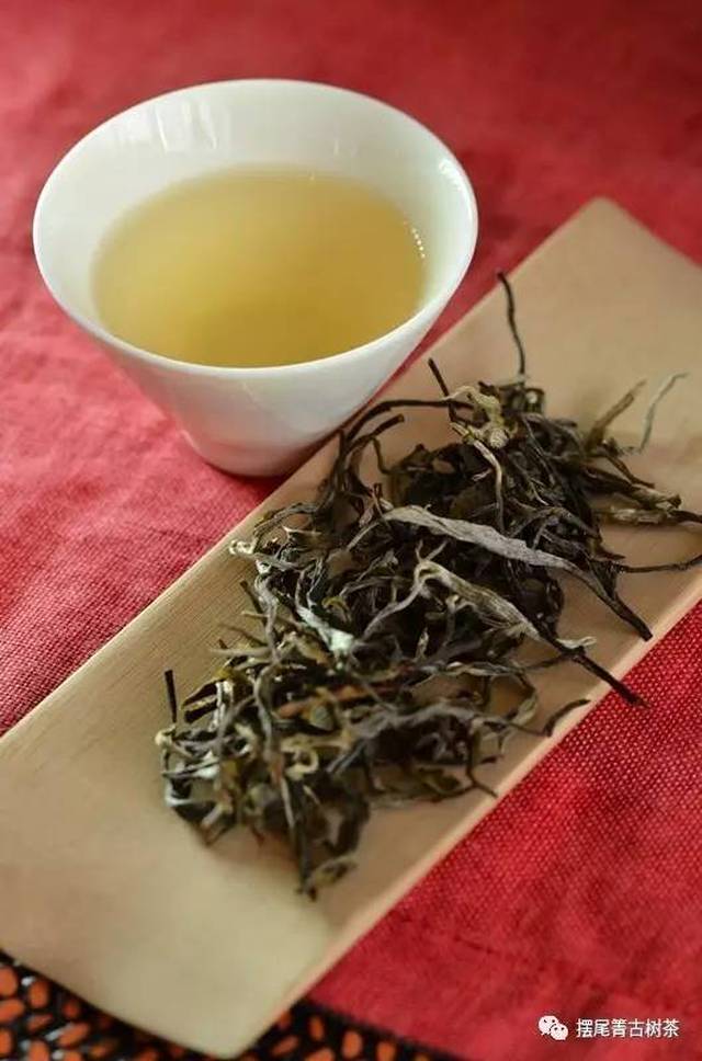 女生适宜饮用的茉莉蜜茶与普洱茶搭配指南：了解这两种茶叶的独特魅力