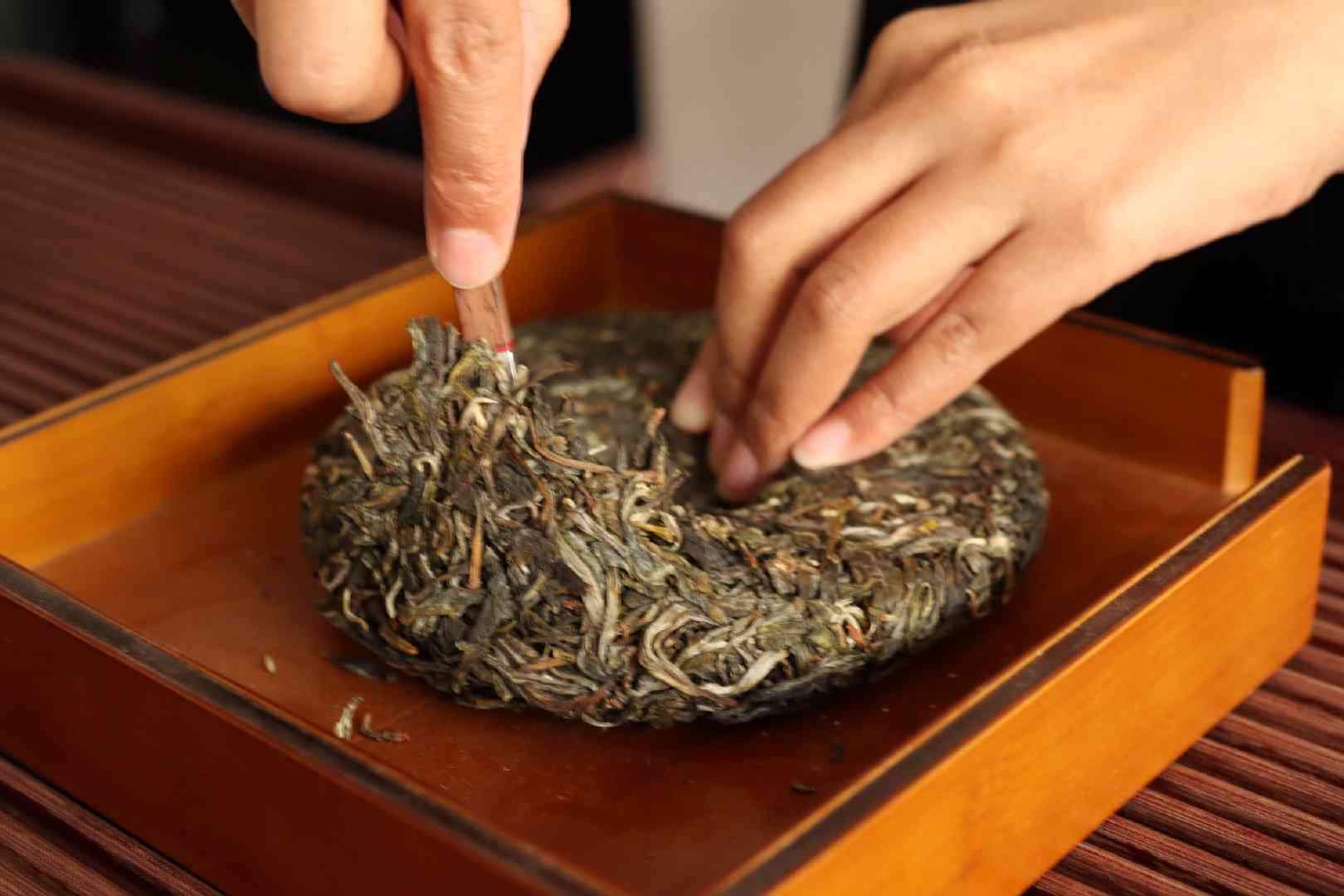 普洱茶饼太硬如何正确撬茶壶：技巧与方法解析