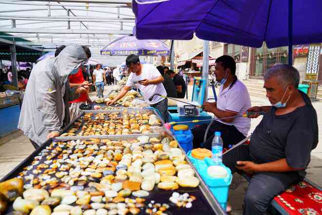 新疆旅游：探秘神秘的玉石文化，品尝地道美食，体验异国风情