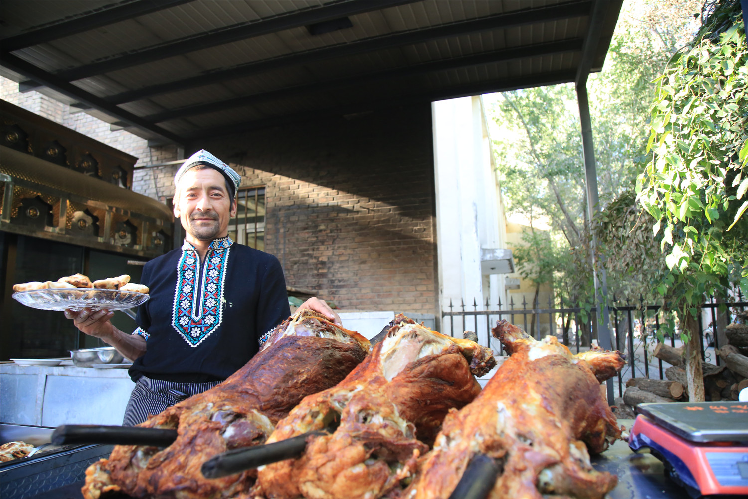 新疆旅游：探秘神秘的玉石文化，品尝地道美食，体验异国风情