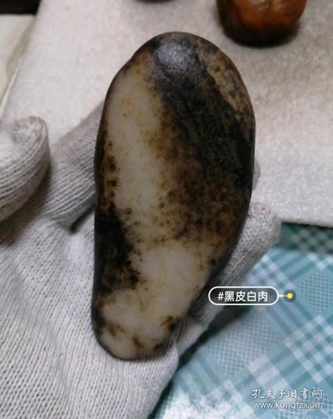 新疆和田玉黑皮白玉籽料原石：特征与品质分析