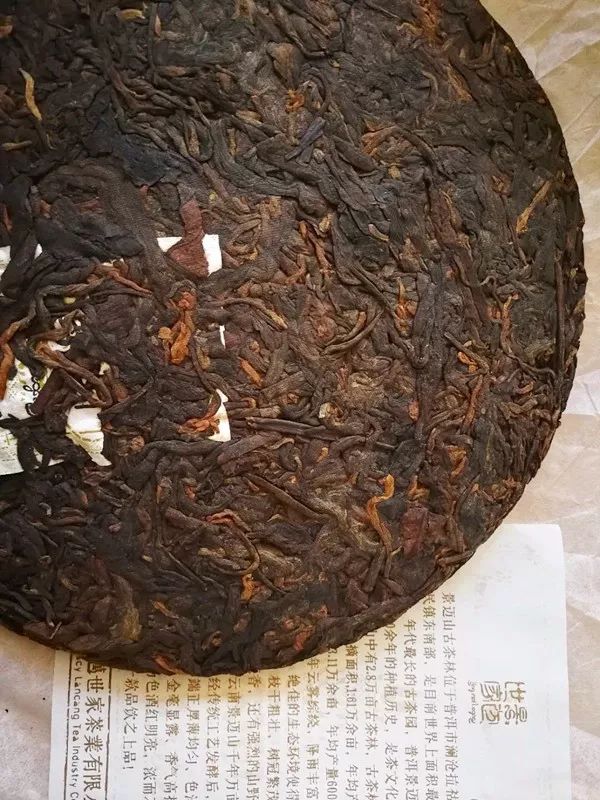 探索普洱茶饼的冲泡艺术：如何轻松撬开并使熟茶更美味？