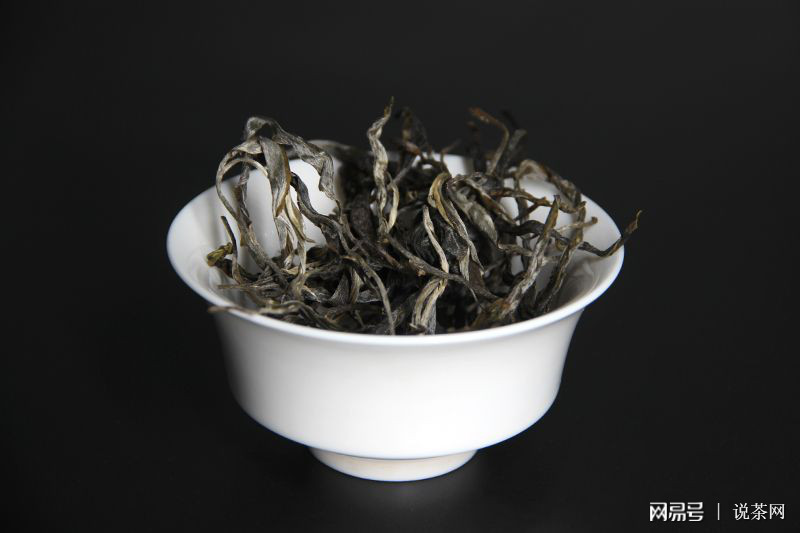 乌金普洱茶的分类与特点：属于大叶种晒青茶的精品茶叶