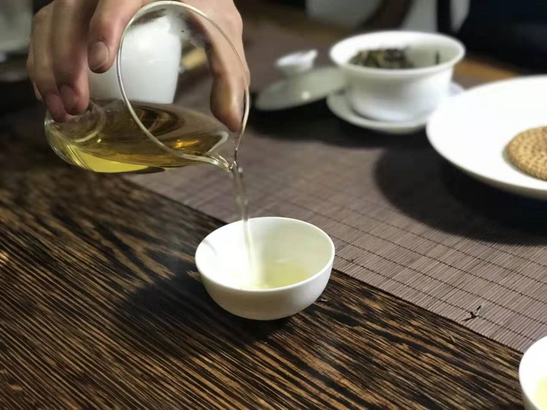 普洱茶生茶的制作与品饮：执行标准详解与实践技巧指南