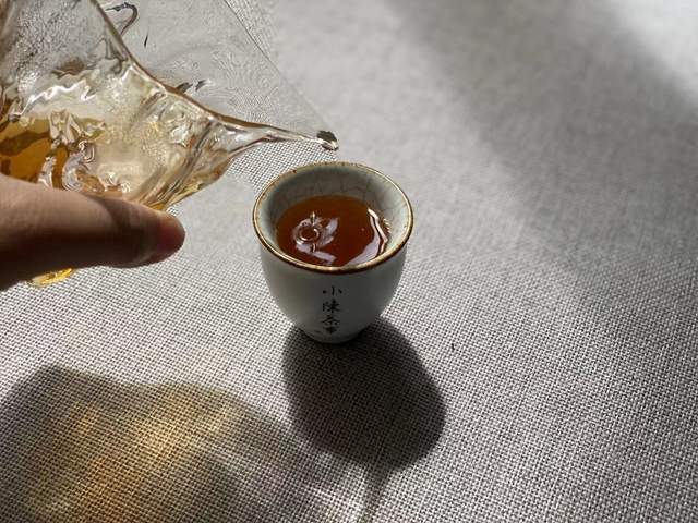 '岩茶与普洱茶哪个喝的人多：比较这两种茶的受欢迎程度'