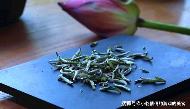 普洱茶里有花苞，是什么情况？普洱茶里面的花是什么花？