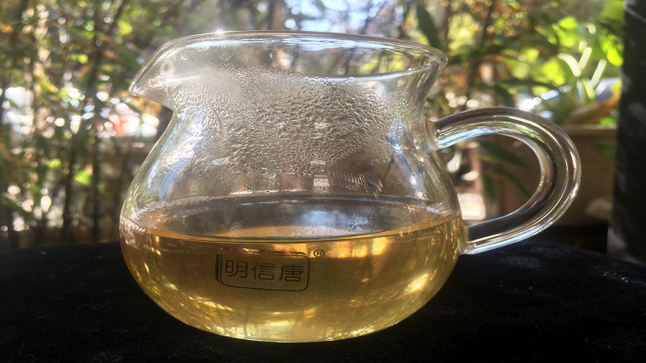 普洱茶叶片中间的黄色物质是什么？