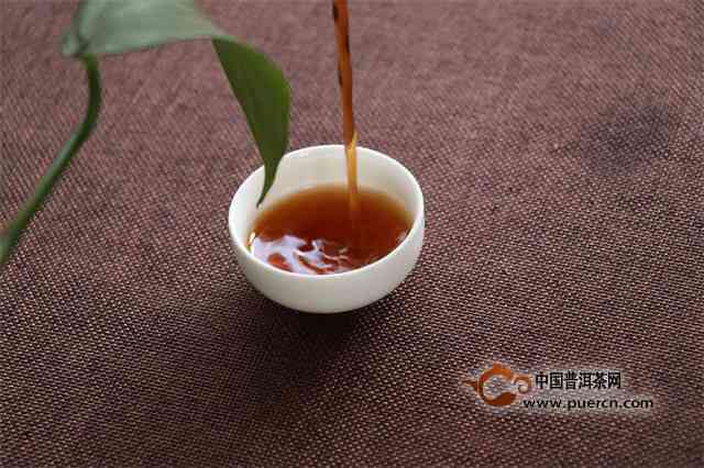 新普洱茶冲泡后出现浑浊现象，这是正常吗？如何解决这个问题？