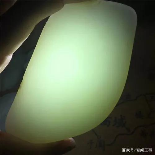 和田玉籽料青白玉手镯打灯照里面蒋小灰点对吗？值钱吗？好吗？