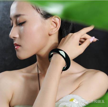 戴玉吊坠的好处与禁忌：女性佩戴的效益与潜在风险