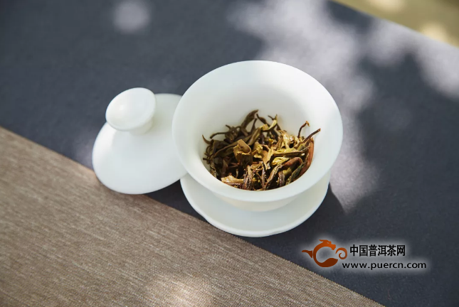 普洱茶的苦涩味是由什么物质决定的？