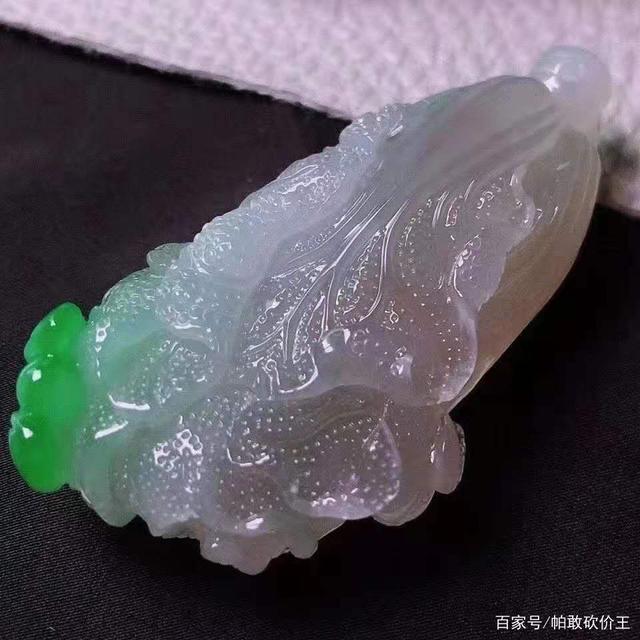 和田玉白菜吊坠：适合男性还是女性？_翡翠鉴赏_珠宝收藏_玉器文化