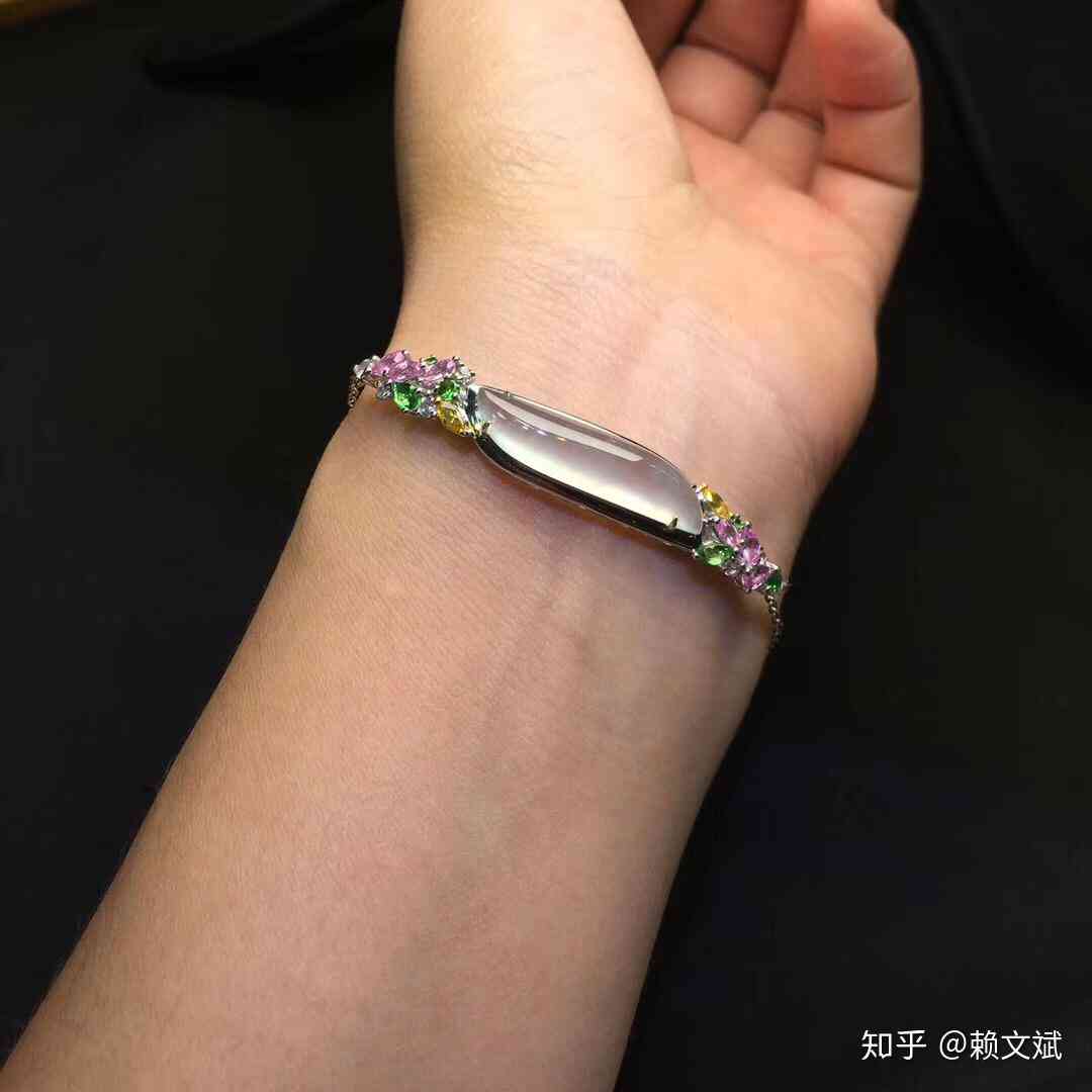 翡翠饰品：手镯与手链叠戴的时尚技巧与选择，女性的更佳之选