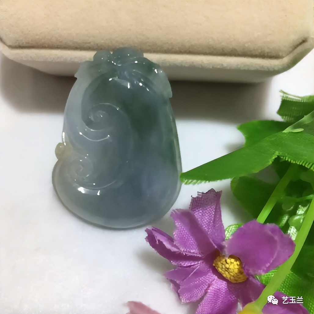 从翡翠中芙蓉种到全方位解析：翡翠芙蓉种的特点、选购技巧与价值评估