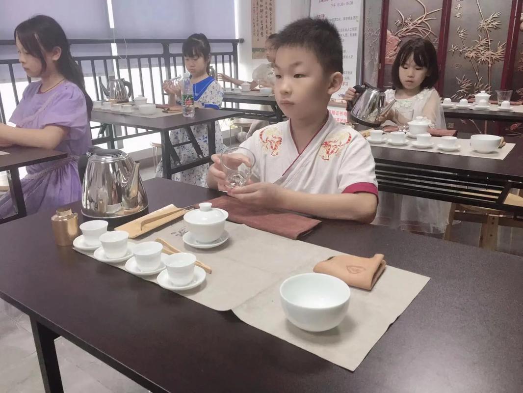 18岁男孩能否饮用茶叶？探讨适宜年龄及茶叶种类