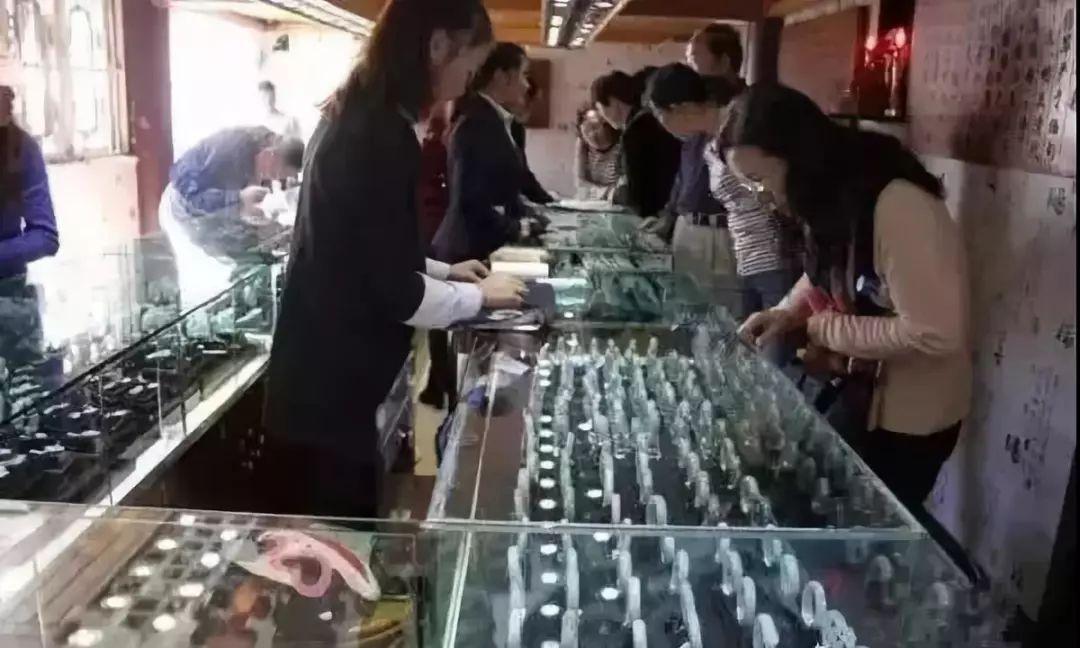 大理旅游购物翡翠店大全，尽享翡翠好物，一次购足