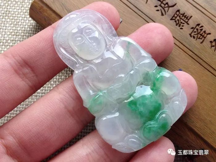 男孩佩戴玉佛的好处与坏处：全面了解这一传统饰品的影响和适用性