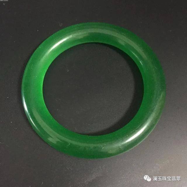 翡翠带紫的好还是带绿的好：哪种颜色更受欢迎？