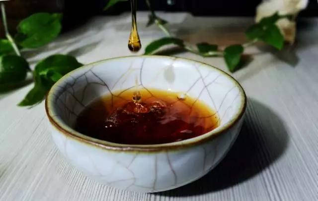 普洱茶对口腔的影响：喝完普洱茶后嘴唇干的解决方法和注意事项