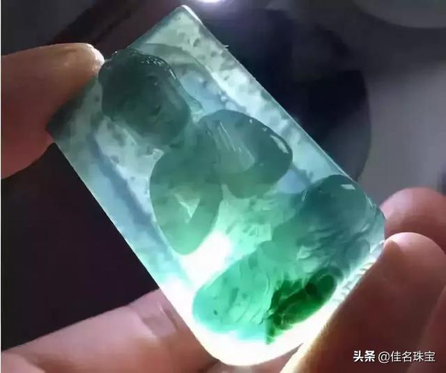 蓝水翡翠什么颜色好？深色还是浅色好？