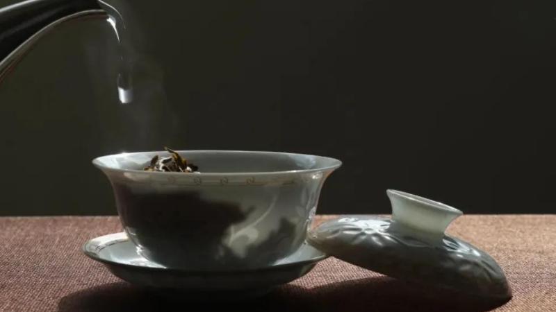 普洱茶泡完没残留？如何避免茶水浸染杯子和桌面，让茶艺更优雅