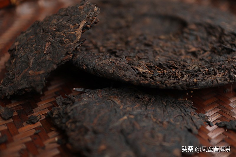 普洱茶饼砖沱哪种好？价格表及龙珠用料更优质，散茶与完整砖的区别在此。