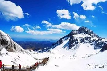 云南丽江的壮美玉龙雪山：神秘、雄伟、自然与文化的完美融合