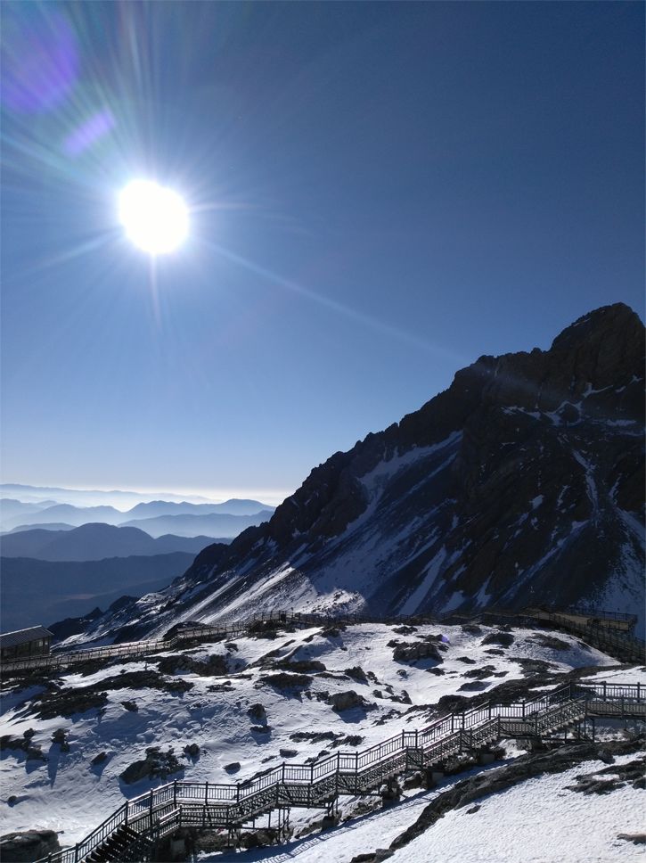 云南丽江的壮美玉龙雪山：神秘、雄伟、自然与文化的完美融合