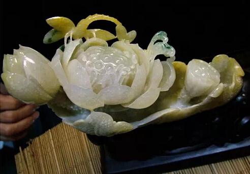 和田玉仙鹤莲花寓意：玉雕仙鹤与莲花的象征及意义